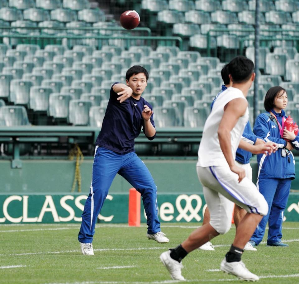 　パスの練習を繰り返す関学大ＱＢ・奥野