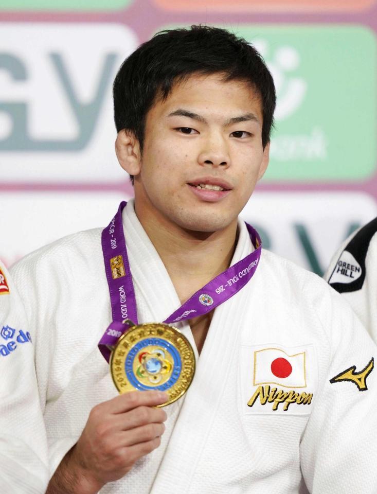 　男子６０キロ級で優勝し、金メダルを手に笑顔の永山竜樹（共同）