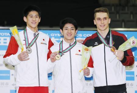 　男子床運動で優勝し、メダルを手に笑顔の谷川翔（中央）と２位の橋本大輝（左）＝豊田市総合体育館