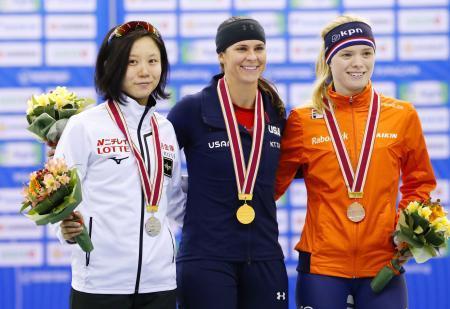 　女子１０００メートルで２位となり、表彰式で笑顔の高木美帆（左）＝エムウエーブ