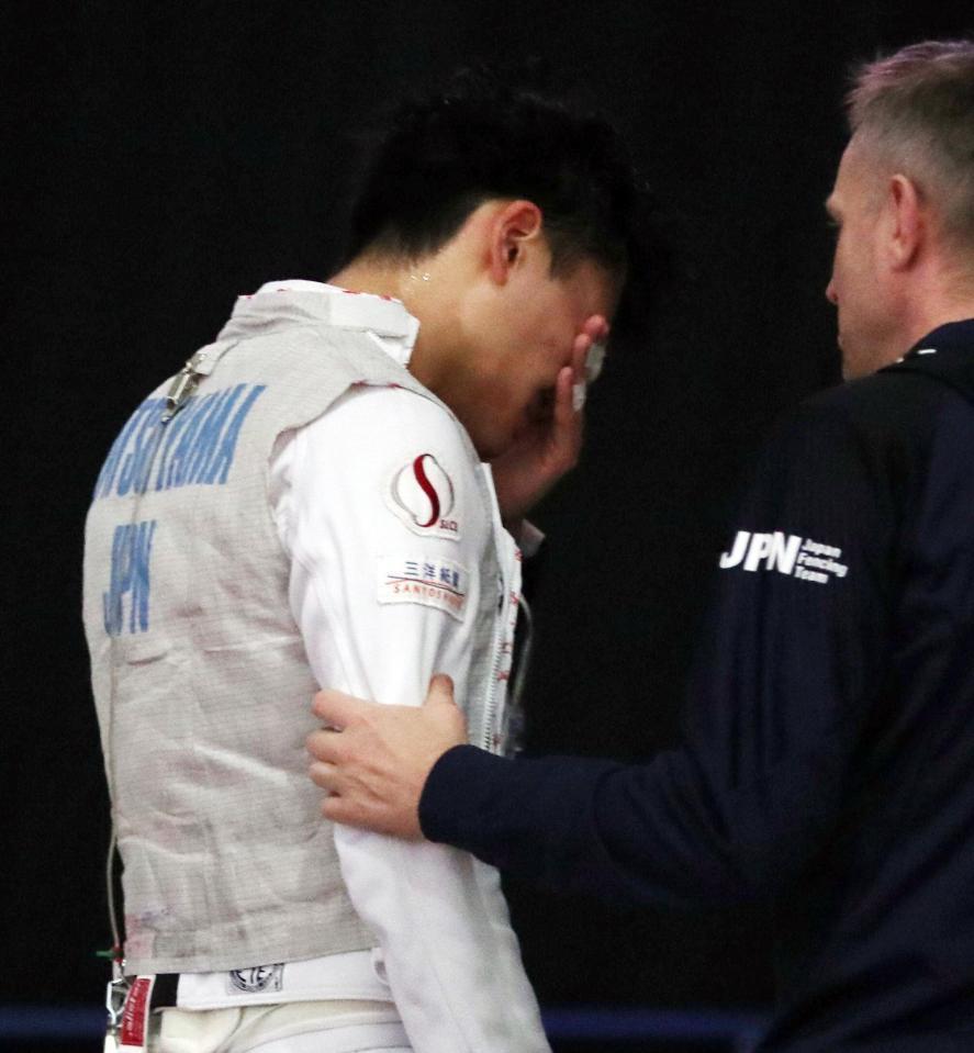 男子フルーレ団体７、８位決定戦　中国に敗れ、涙を流す松山恭助＝幕張メッセ