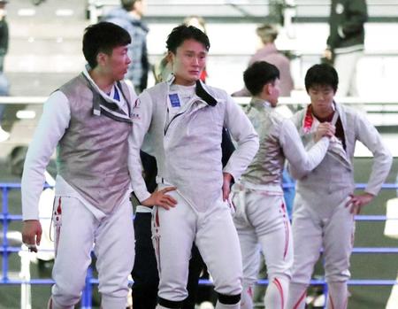 　中国に敗れ、涙ぐむ松山（中央）と鈴村（左）