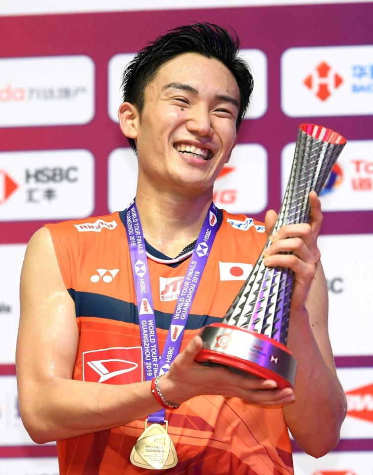 　男子シングルスで優勝し笑顔の桃田賢斗