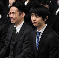 　開会式中、笑顔を見せる高橋大輔（左）と羽生結弦（撮影・中田匡峻）