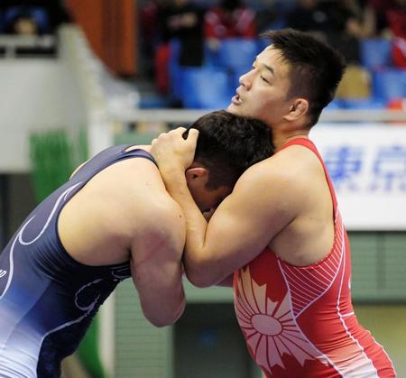 全日本レスリング選手権大会９７キロ級フリー準々決勝で敗れた松本篤史（右）＝駒沢体育館（撮影・堀内翔）
