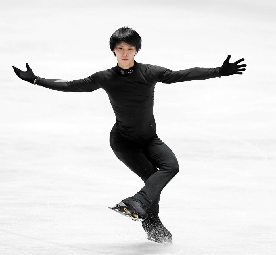 練習する羽生結弦＝代々木第一体育館（撮影・中田匡峻）