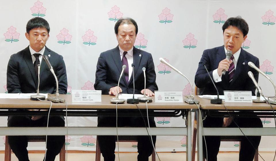 東京五輪第２次７人制日本代表候補を発表する（右から）岩渕健輔男子ＨＣ、本城和彦強化委員長、稲田仁女子ＨＣ