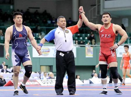 　男子フリー９７キロ級決勝　山口剛（左）を破って優勝した赤熊猶弥