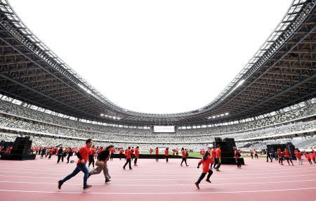 国立競技場で走り初め２０２０人トラック１周