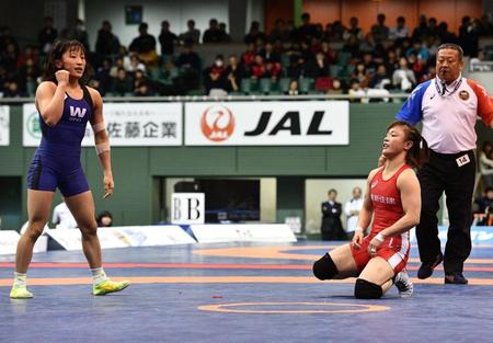 女子50キロ級準決勝で、須崎優衣（左）に敗れた登坂絵莉