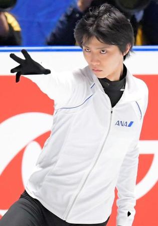 フリー演技に向けて公式練習で調整する羽生結弦＝東京・国立代々木競技場