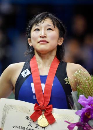 　女子５０キロ級で優勝し、表彰式で涙を流す須崎優衣＝駒沢体育館