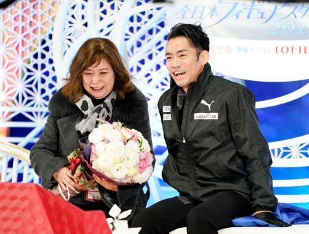 　フィギュアスケートの全日本選手権でシングル最後の演技を終え、笑顔を見せる高橋大輔。左は長光歌子コーチ＝２２日、国立代々木競技場