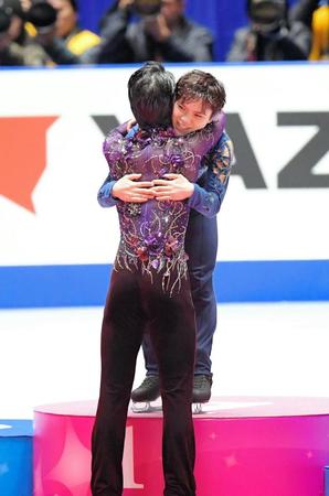表彰台で羽生結弦と抱き合う宇野昌磨＝東京・国立代々木競技場（撮影・堀内翔）