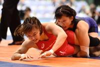 　女子５０キロ級準決勝で、登坂絵莉（左）に勝利した須崎優衣