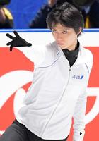 フリー演技に向けて公式練習で調整する羽生結弦＝東京・国立代々木競技場