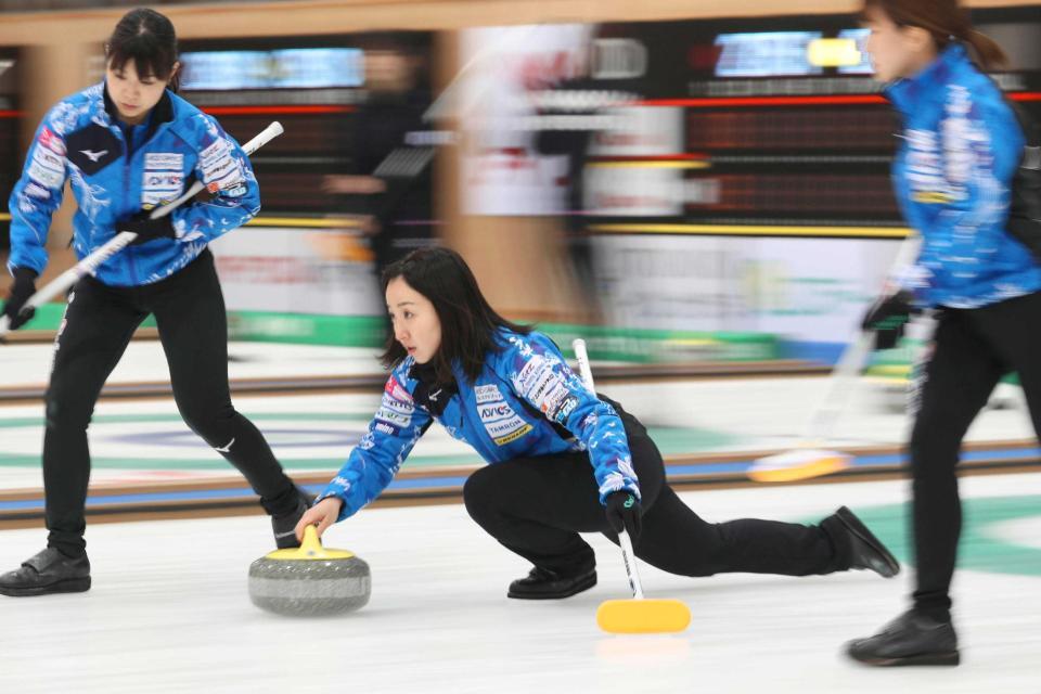 　女子準々決勝の北海道銀行戦でショットを放つロコ・ソラーレの藤沢（中央）