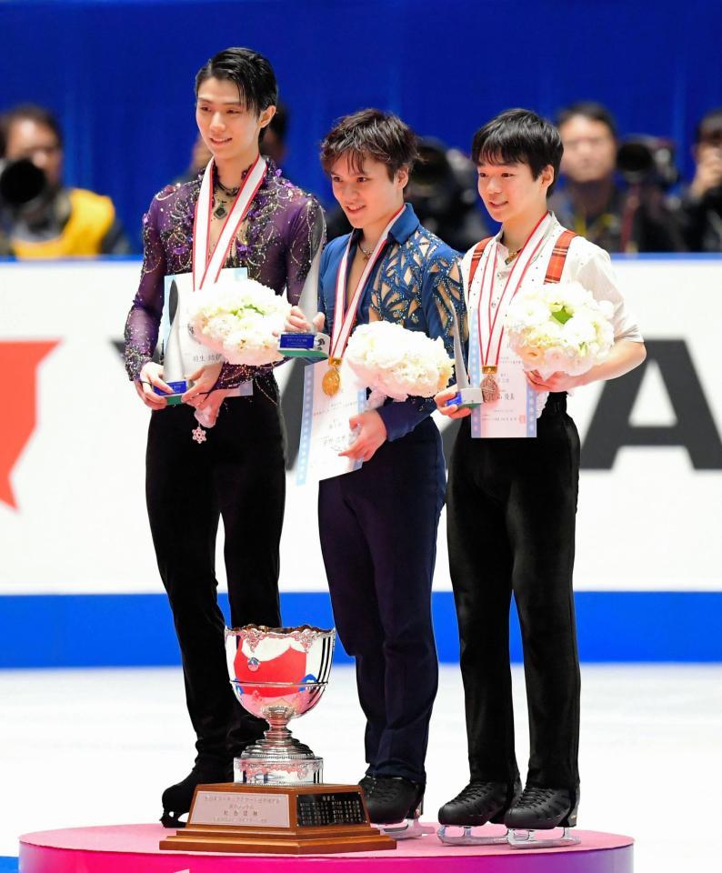 左から２位の羽生結弦、優勝した宇野昌磨、３位の鍵山優真＝東京・国立代々木競技場（撮影・堀内翔）