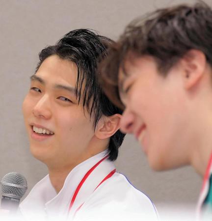 優勝した宇野昌磨（手前）を見つめる羽生結弦＝東京・国立代々木競技場（撮影・堀内翔）