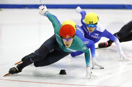 　男子１０００メートル決勝　優勝した渡辺啓太（手前）＝帝産アイススケートトレーニングセンター