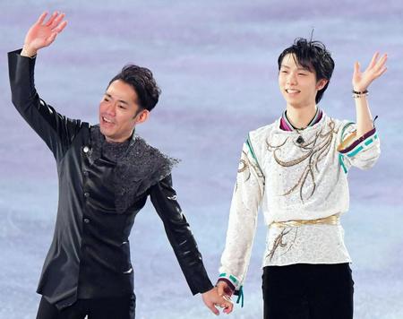 フィナーレで声援に応える高橋大輔（左）と羽生結弦（撮影・堀内翔）