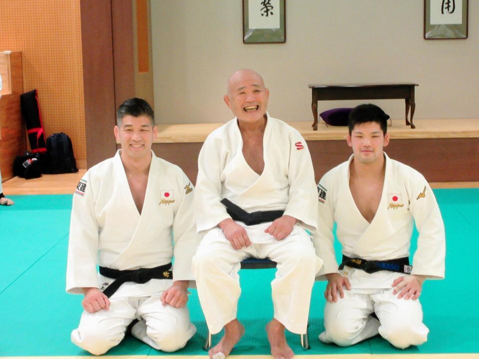 岡野功氏（中央）、井上康生監督（左）、大野将平＝東京都北区・ナショナルトレーニングセンター