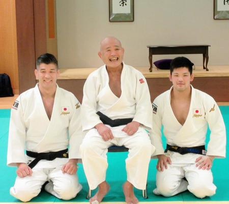 　岡野功氏（中央）、井上康生監督（左）、大野将平＝ナショナルトレーニングセンター