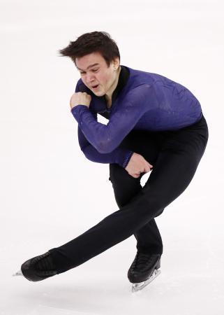 　フィギュアスケートのロシア選手権男子ＳＰで首位に立ったマカル・イグナトフ＝２６日、クラスノヤルスク（タス＝共同）