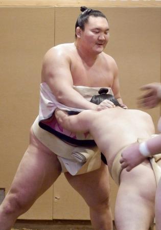 白鵬、稽古納めで好調アピール強い当たり、若々しく