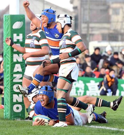 　後半、ゴール前のラックから札幌山の手ヴェア・タモエフォラウ（中央下）がトライを奪う（撮影・山口登）