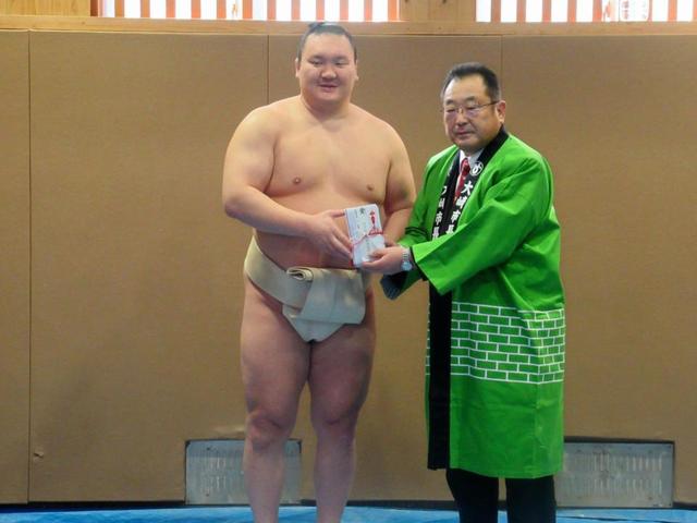 白鵬が台風被災の大崎市に寄付　九州場所初日懸賞金を全額