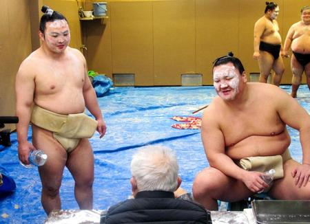　部屋のもちつきで顔に白い粉をつけられた白鵬（右）と炎鵬