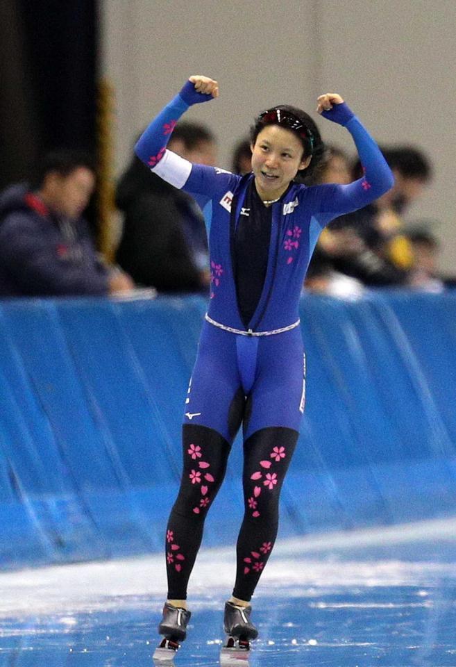 　女子１０００メートルで国内最高記録を更新し、ガッツポーズする高木美帆