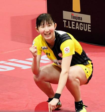 　今年最後の試合で石川佳純を破り、しゃがみ込んでガッツポーズする早田ひな