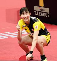 　今年最後の試合で石川佳純を破り、しゃがみ込んでガッツポーズする早田ひな