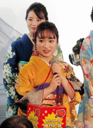 　２０２０年の元旦イベントに振り袖を着て登場した伊藤美誠（手前）