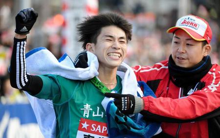 １位でゴールした青学大・飯田貴之＝神奈川県・芦ノ湖