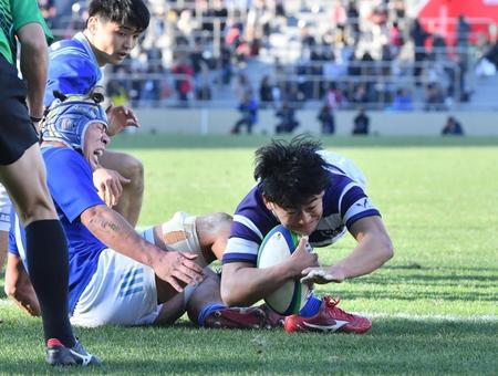 　左中間に貴重なトライを決める明大ＳＨ飯沼蓮