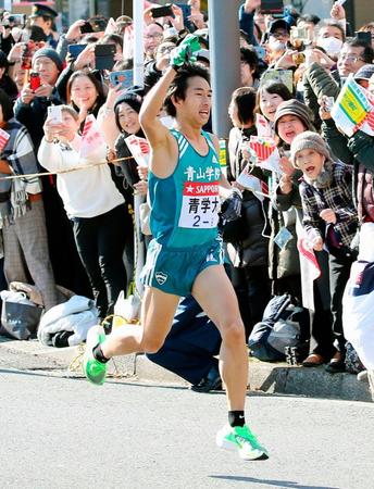 　９区を力走し、鶴見中継所前でたすきを掲げる青学大・神林（代表撮影）