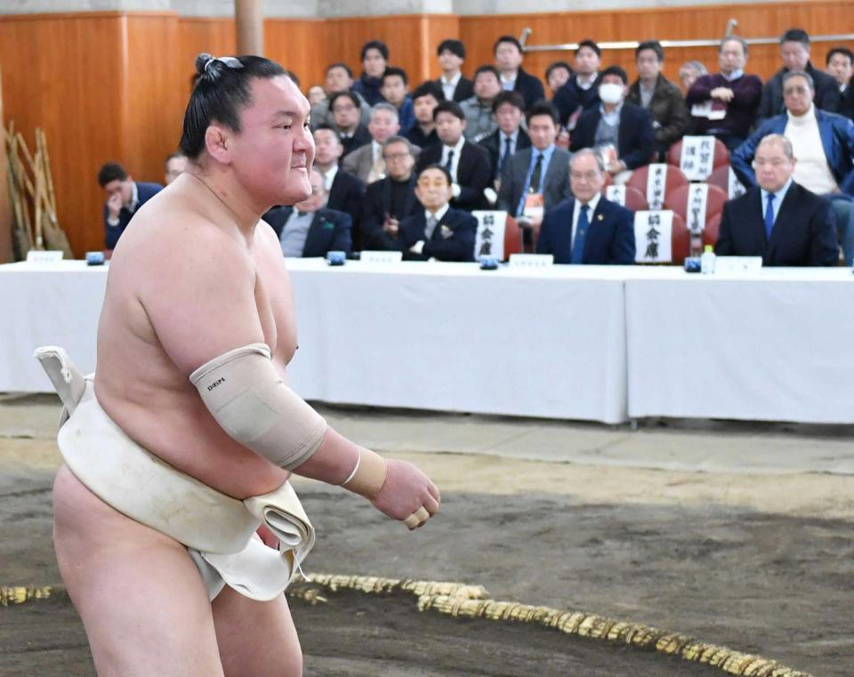 白鵬かち上げ&張り連発も…横審意外?おとがめなし「だいぶ元気」/スポーツ/デイリースポーツ online