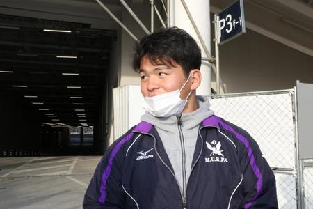 　国立競技場を視察した明大の武井主将＝新国立競技場