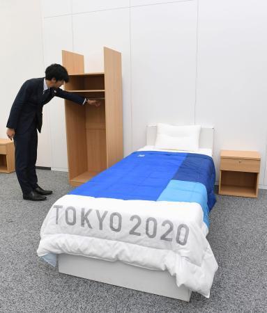 　東京五輪・パラリンピック組織委員会が公開した、選手村宿泊棟の部屋。クローゼット（奥左）は車いすでも使いやすいように低く作られている＝９日午後、東京・晴海