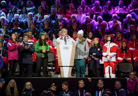 　スイスのローザンヌで開幕した冬季ユース五輪の開会式であいさつするＩＯＣのバッハ会長（中央）（ＯＩＳ提供・共同）