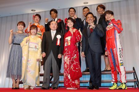 　新春祝賀会でポーズをとる羽根田卓也（後列左から２人目）、清水希容（前列右から３人目）ら＝１０日、大阪市内のホテル
