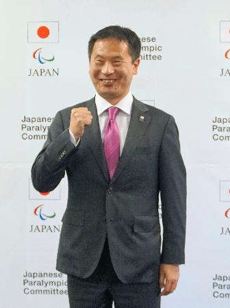 　笑顔でポーズをとる、日本パラリンピック委員会の委員長に就任した河合純一氏＝１０日、東京都内