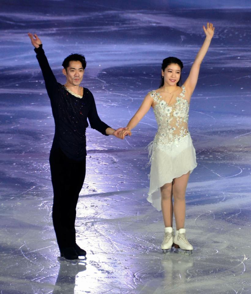 アイスダンスのペアとして初演技を披露した高橋大輔（左）と、村元哉中（右）＝新横浜スケートセンター