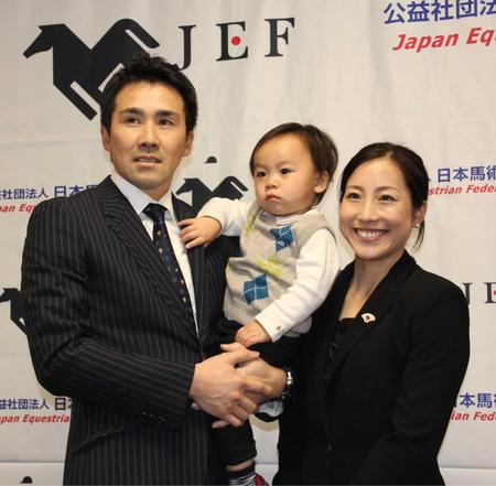 　長男の陵宗君（中央）を育てながら夫婦で東京五輪を目指す大岩（左）と武田