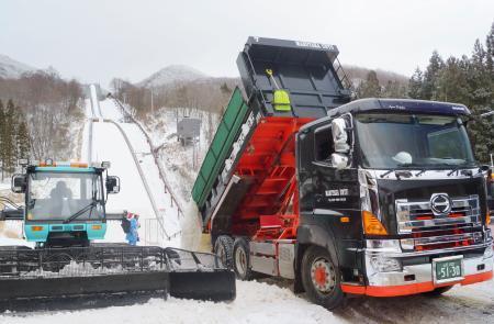 　雪をジャンプ台に運搬するトラック＝１０日、山形市蔵王