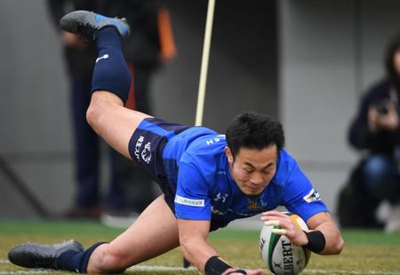 前半、２本目のトライを決めるパナソニック・福岡堅樹＝熊谷ラグビー場（撮影・開出牧）