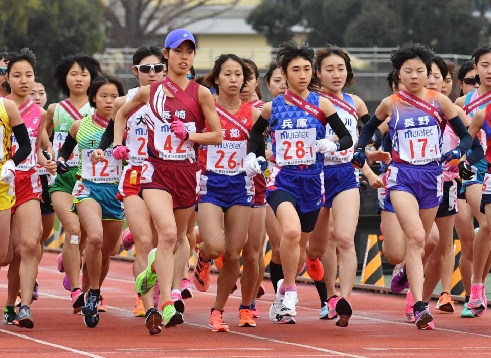 全国女子駅伝でスタートする選手ら＝京都市西京極陸上競技場